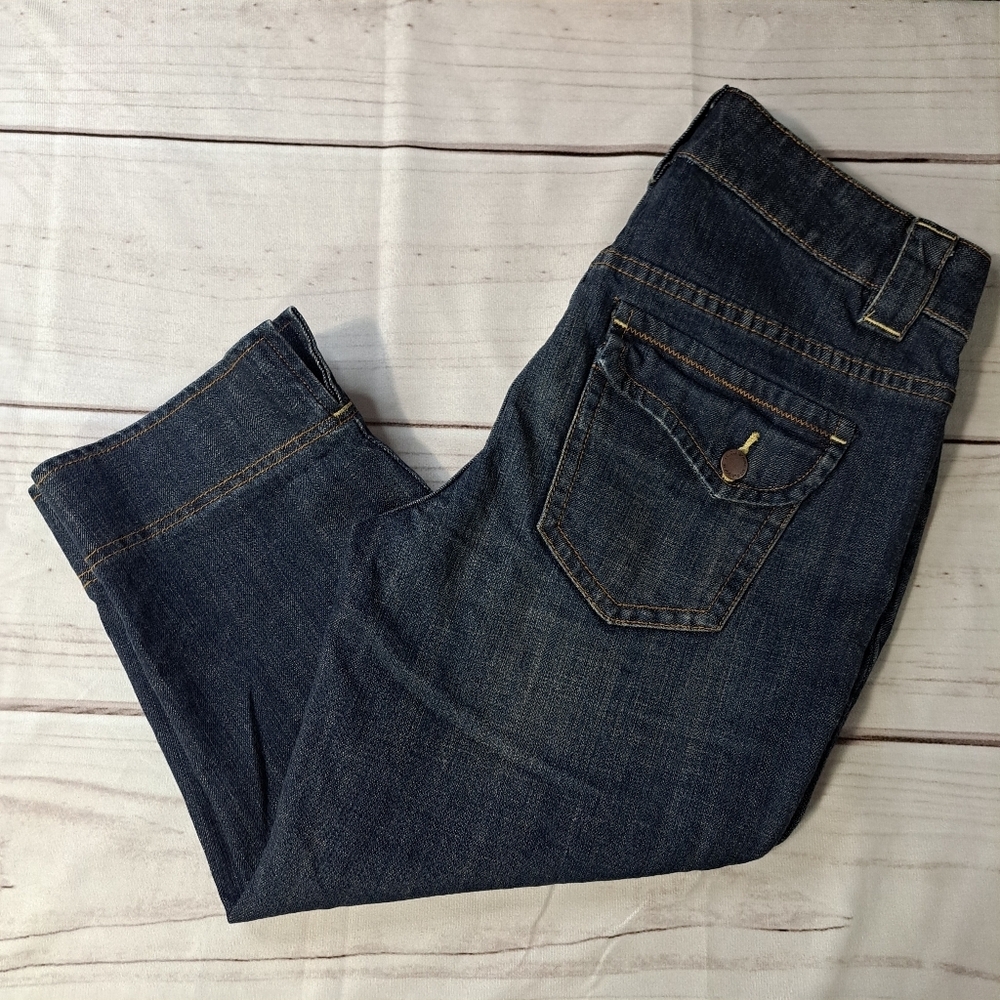 Liz Claiborne Strech Size 4 Dark Wash Capri